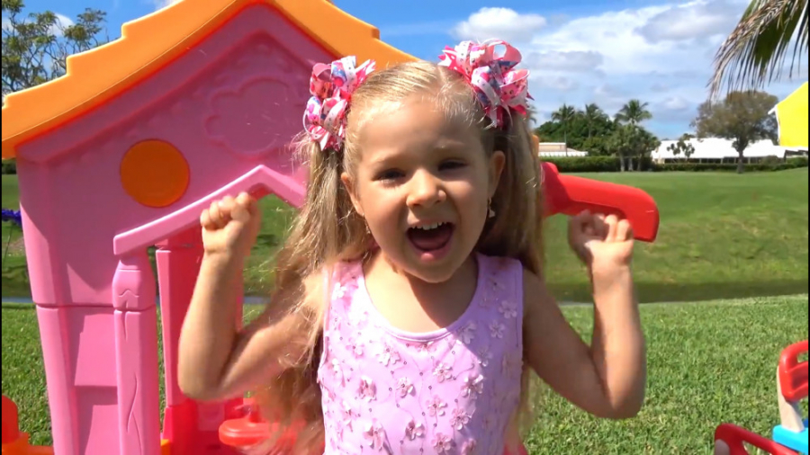 ماجراهای دیانا و روما - بازی دیانا و روما با حیوانات اسباب بازی